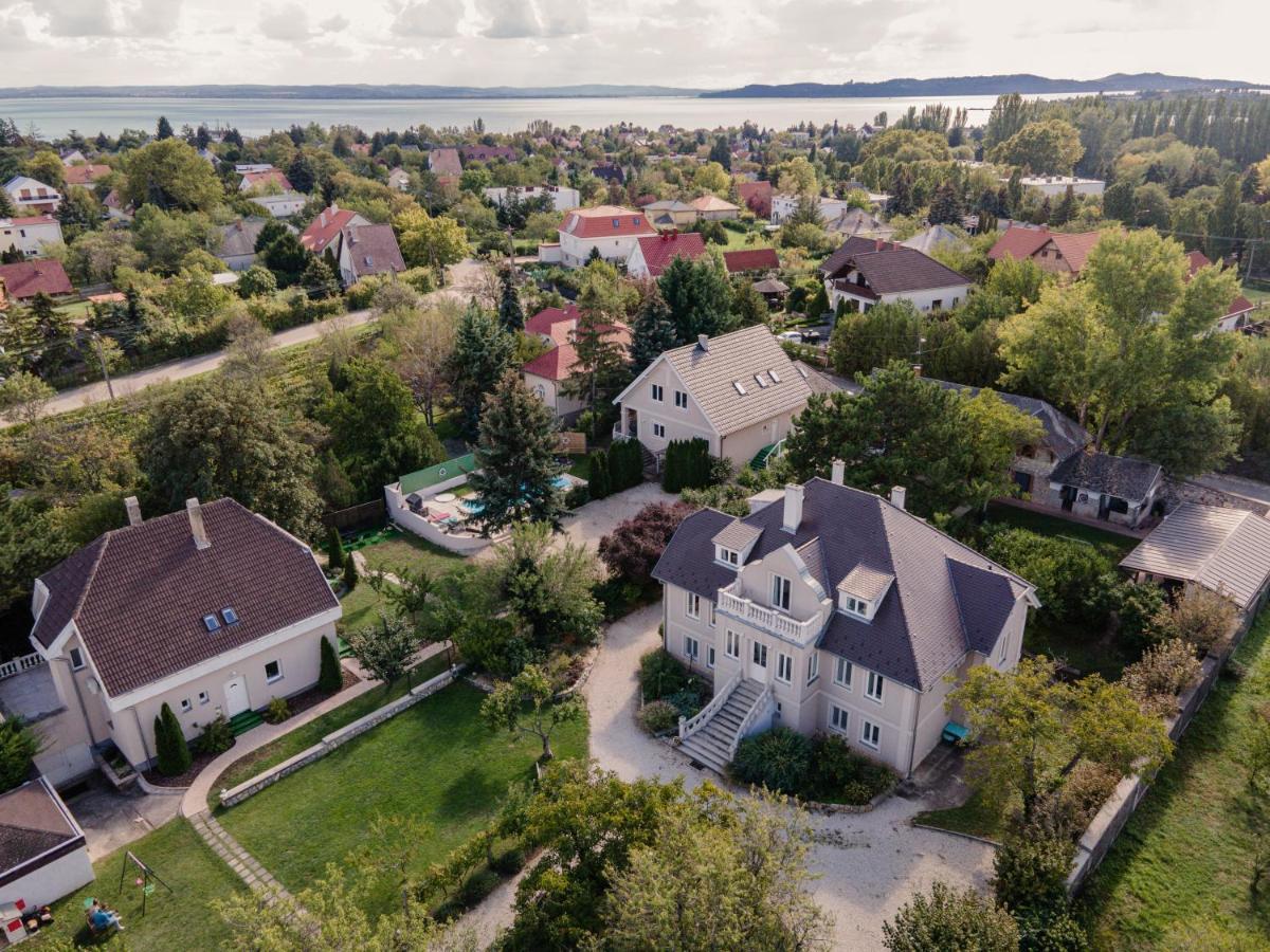 Manor Apartments, Csopak Zewnętrze zdjęcie
