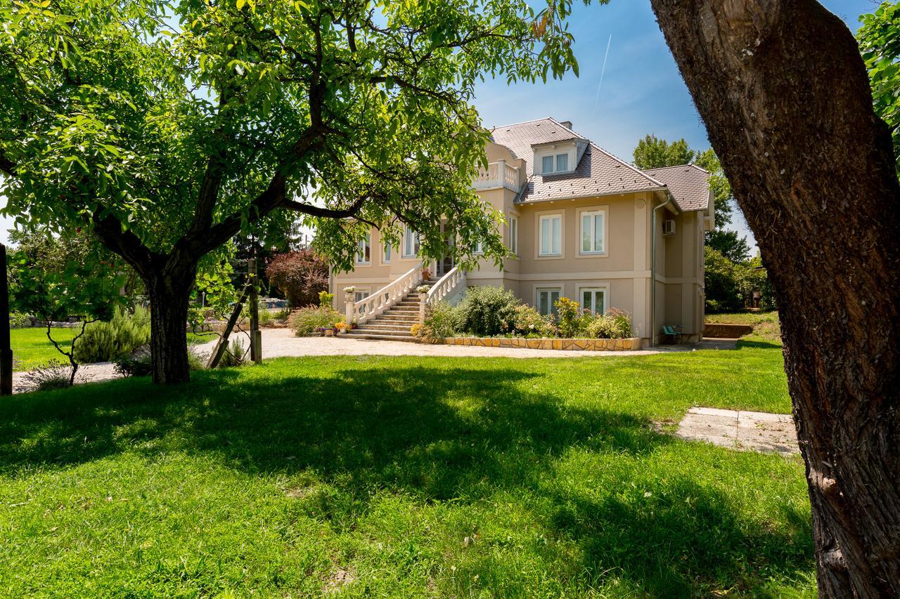 Manor Apartments, Csopak Zewnętrze zdjęcie