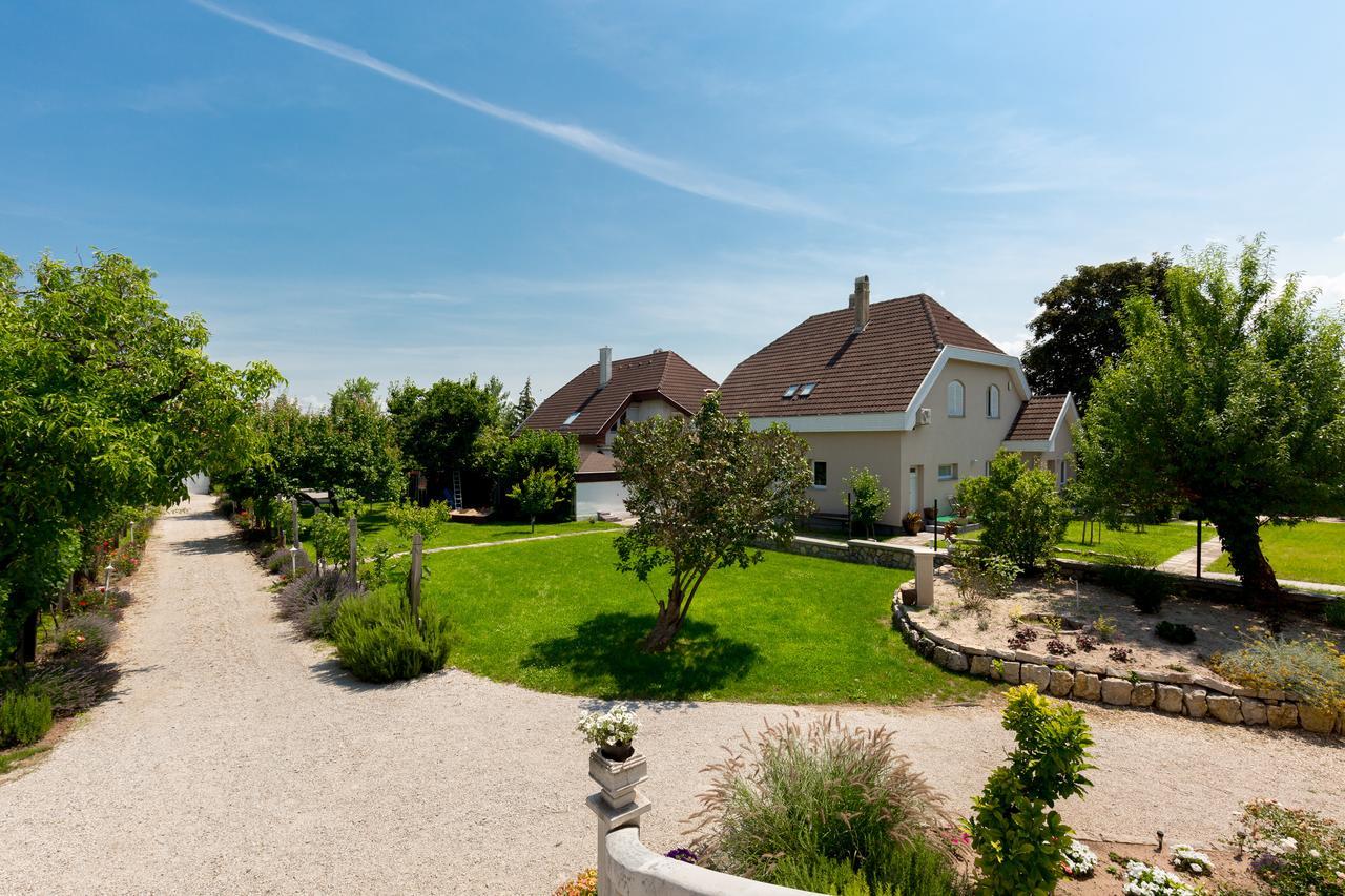 Manor Apartments, Csopak Zewnętrze zdjęcie