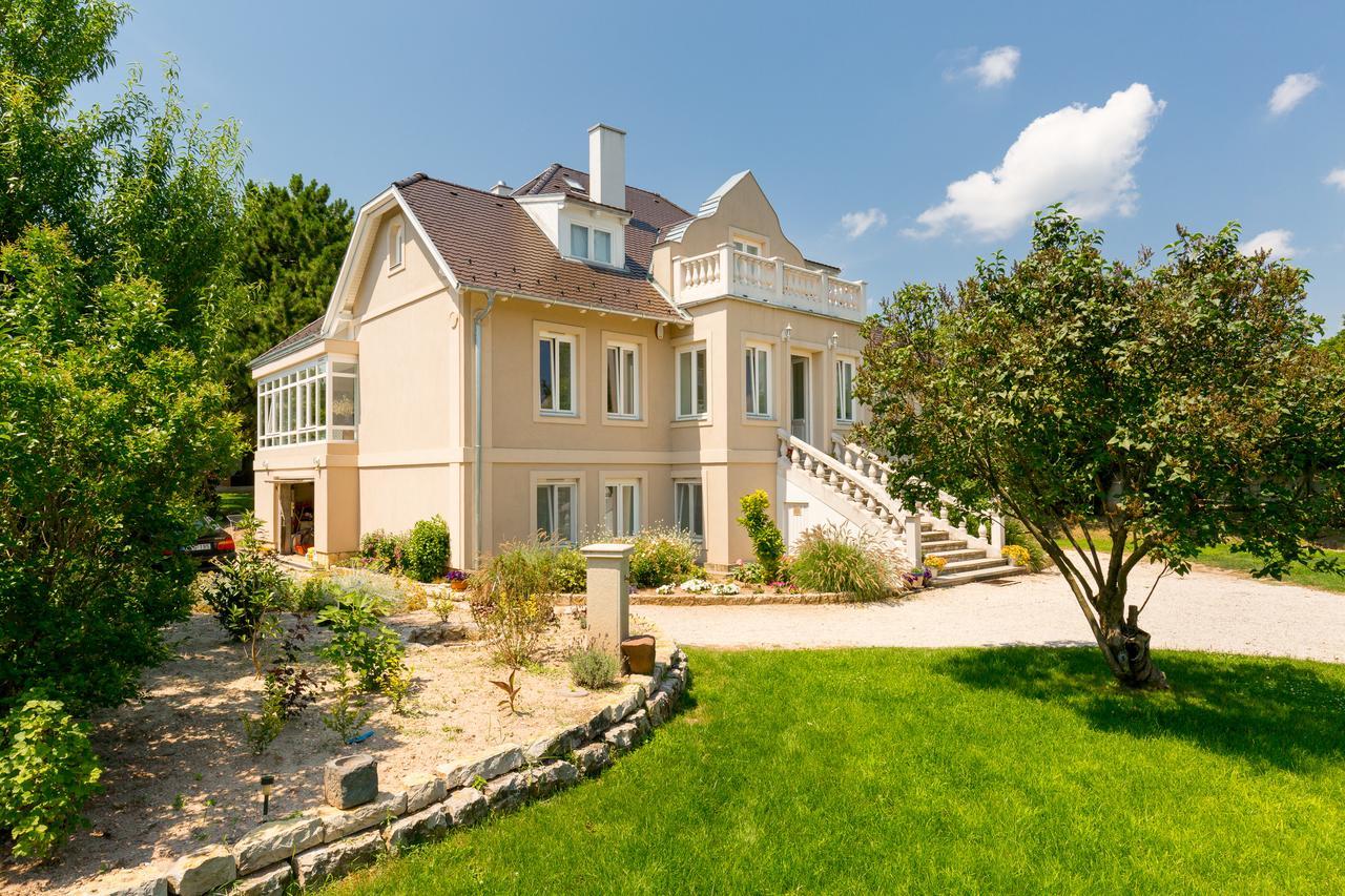 Manor Apartments, Csopak Zewnętrze zdjęcie